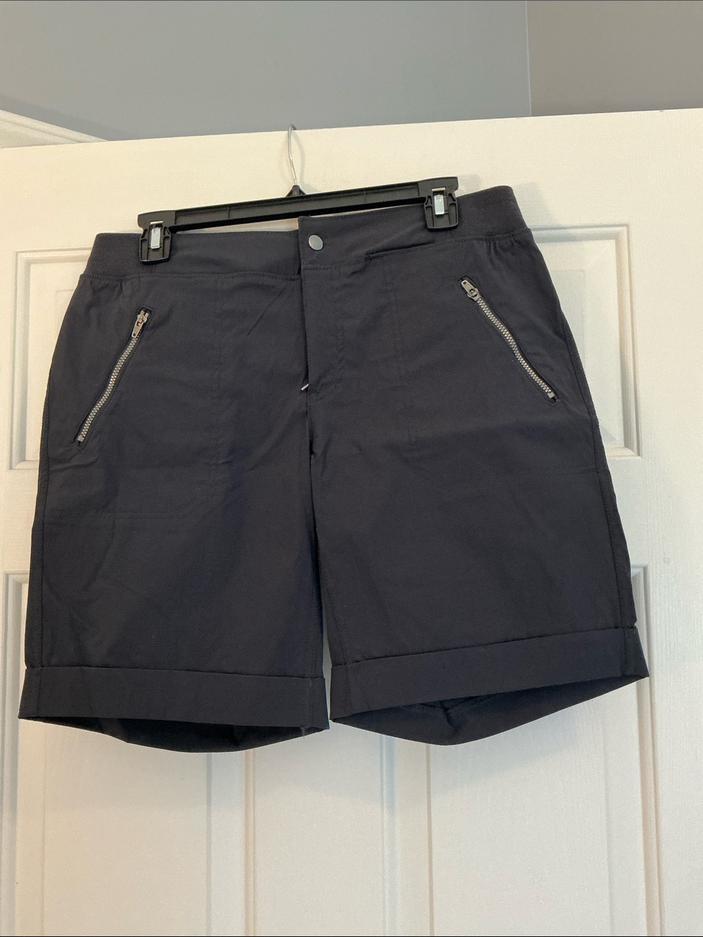 Te Verde Black Women's 9” Bermuda Shorts with Zip Pockets size Medium